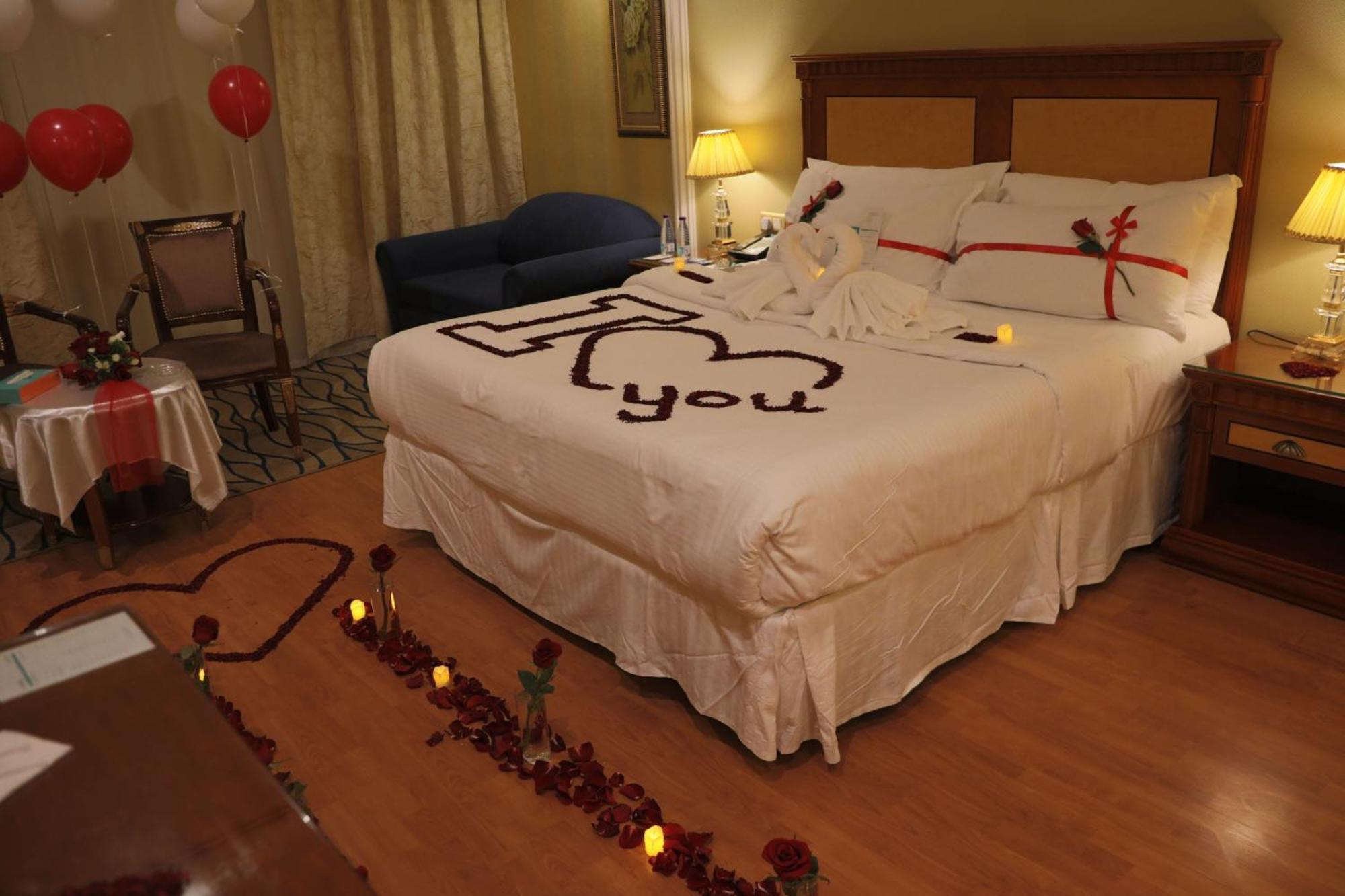 Le Meridien Médine Extérieur photo A bedroom decorated for Valentine's Day