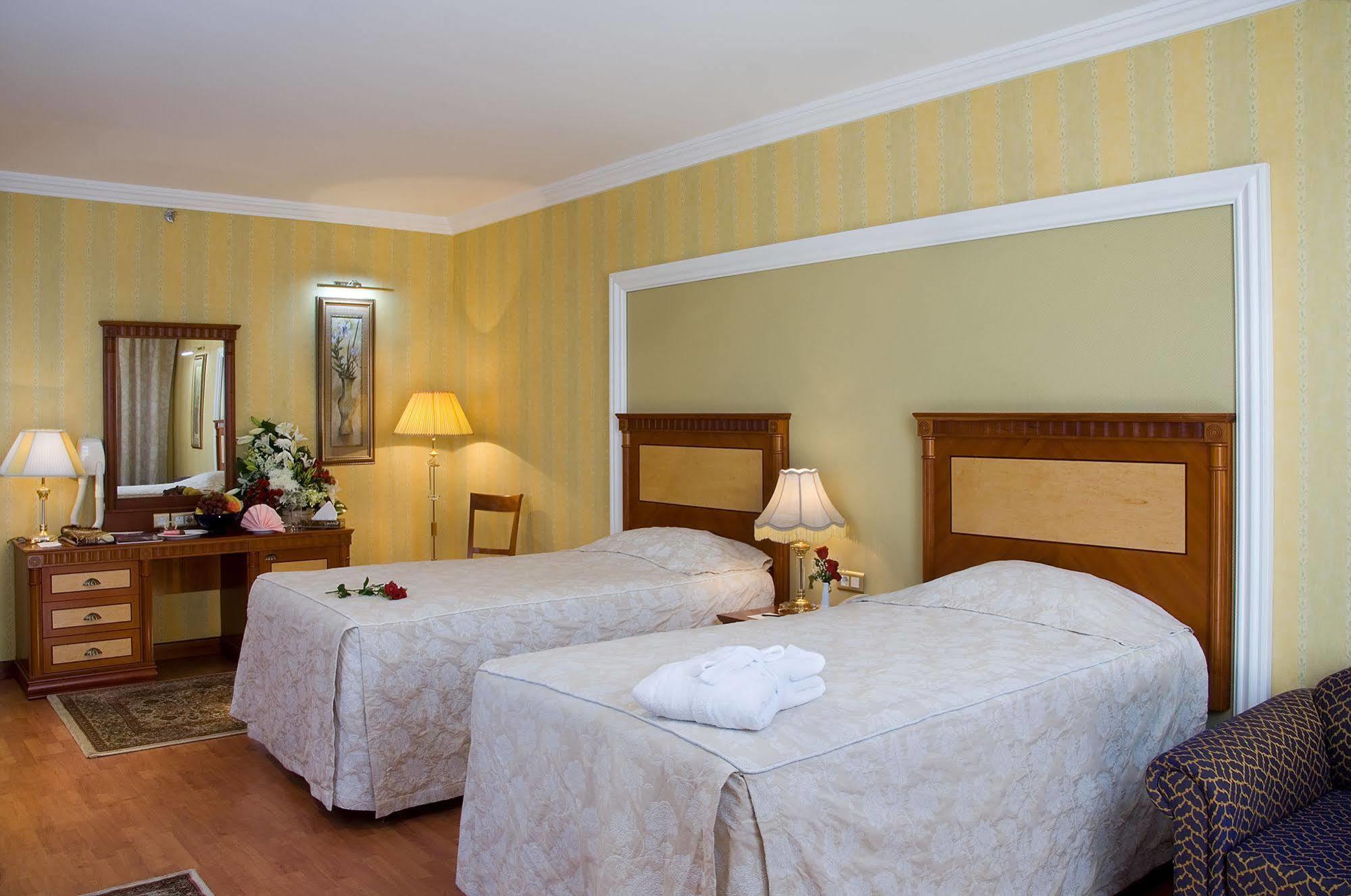 Le Meridien Médine Extérieur photo A room at the hotel